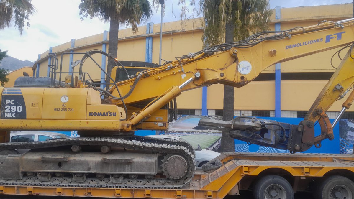 🏟️ Comienzan a llegar las primeras máquinas pesadas para avanzar en la demolición del estadio de fútbol en #Marbella 
<a href="/marbella_fc/">Marbella FC</a>