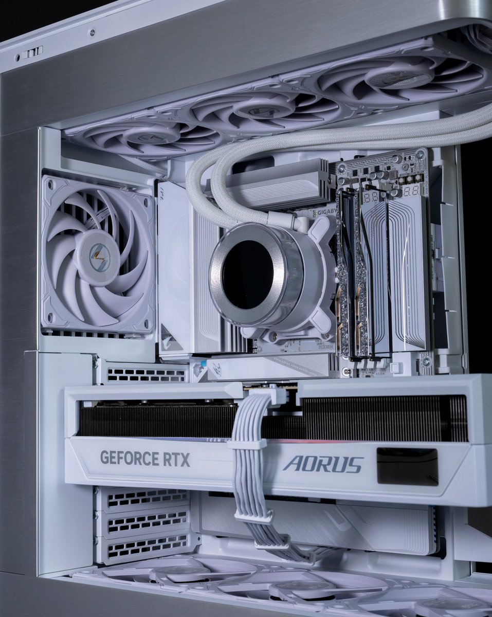 GIGABYTE_DE's tweet image. GIGABYTE AORUS AERO GAMING POWER 😎

MOBO: X870E AORUS STEALTH ICE
GPU: AORUS RTX 5090 MASTER ICE

Dank an 💘🛠📸🎥💻: @s maketechnologies @ aorus.na

#GIGABYTE #custompc #pcgaming #aorus #pcmr #graphicscard #pchardware