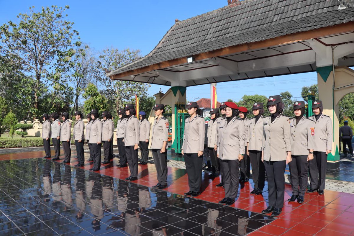 PolwanGK's tweet photo. Polwan Polres Gunungkidul dipimpin oleh Kapolres Gunungkidul AKBP Miharni Hanapi, S.I.K., M.M melaksanakan kegiatan Ziarah Rombongan di TMP Bhakti Pertiwi dalam rangka HUT Polwan RI ke 77 https://t.co/VE7EDhiBdO