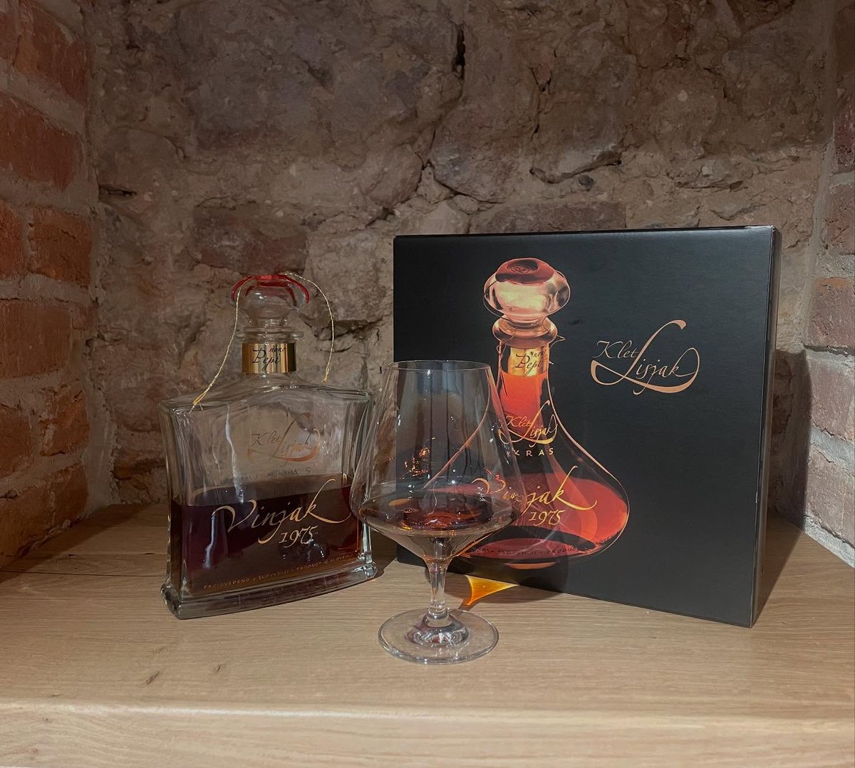 Ta konec tedna sem v več etapah praznoval Abrahama. Ob priliki smo z družino in prijatelji odprli Lisjakov vinjak, pridelan iz grozdja, ki je bilo obrano leta 1975.

Pol stoletja kasneje smo si ga privoščili.

Bila je odlična izkušnja. Tako žganje kot družba. Hvala, ker ste v