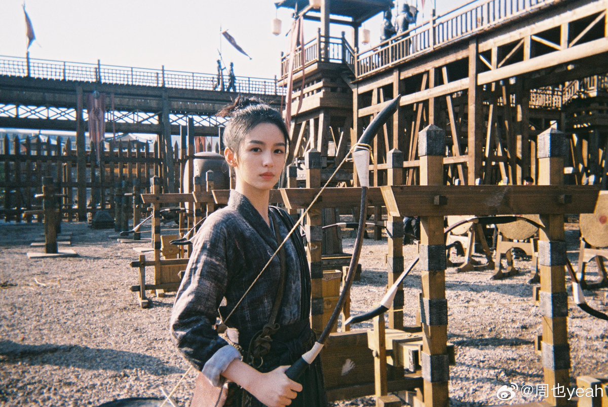 ( แปลน้อง #โจวเหย่ อำลาตัวละครเหอเยี่ยน จาก #เหนือสมรภูมิ )

เหอเยี่ยนเราได้พบกันอีกครั้งในเดือนสิงหาคมฉันได้กลับเข้าสู่โลกแห่ง 锦月如歌 อีกครั้งต่อสู้เคียงข้างกับเธอ

เหอเยี่ยนคนที่ดื้อรั้นและอดทนแต่ด้วยความเพียรพยายามของเธอได้พิสูจน์ให้เห็นแล้วว่าไม่ว่าจะชื่ออะไรา