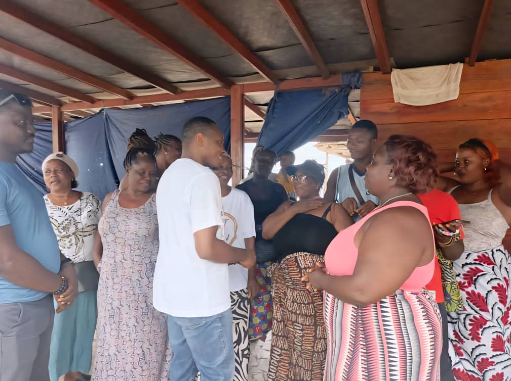 dsengeh's tweet image. The people are our security. At Wan Pole, Lumley beach, the government has finally provided shelter for our fish selling women. That&apos;s dignity! That&apos;s radical inclusion. Thank you, Ministry of Tourism