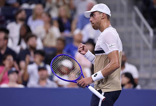 TheTennisLetter's tweet image. Bonzi d. Medvedev 6-3 7-5 6-7 0-6 6-4

UNREAL MATCH.

1 a.m. in New York. 

From serving for the match and having match point in the 3rd set to scraping it out in the 5th.

Bonzi was serving less than 100 mph on his 1st serve in the 5th set &amp;amp; was really struggling physically.…