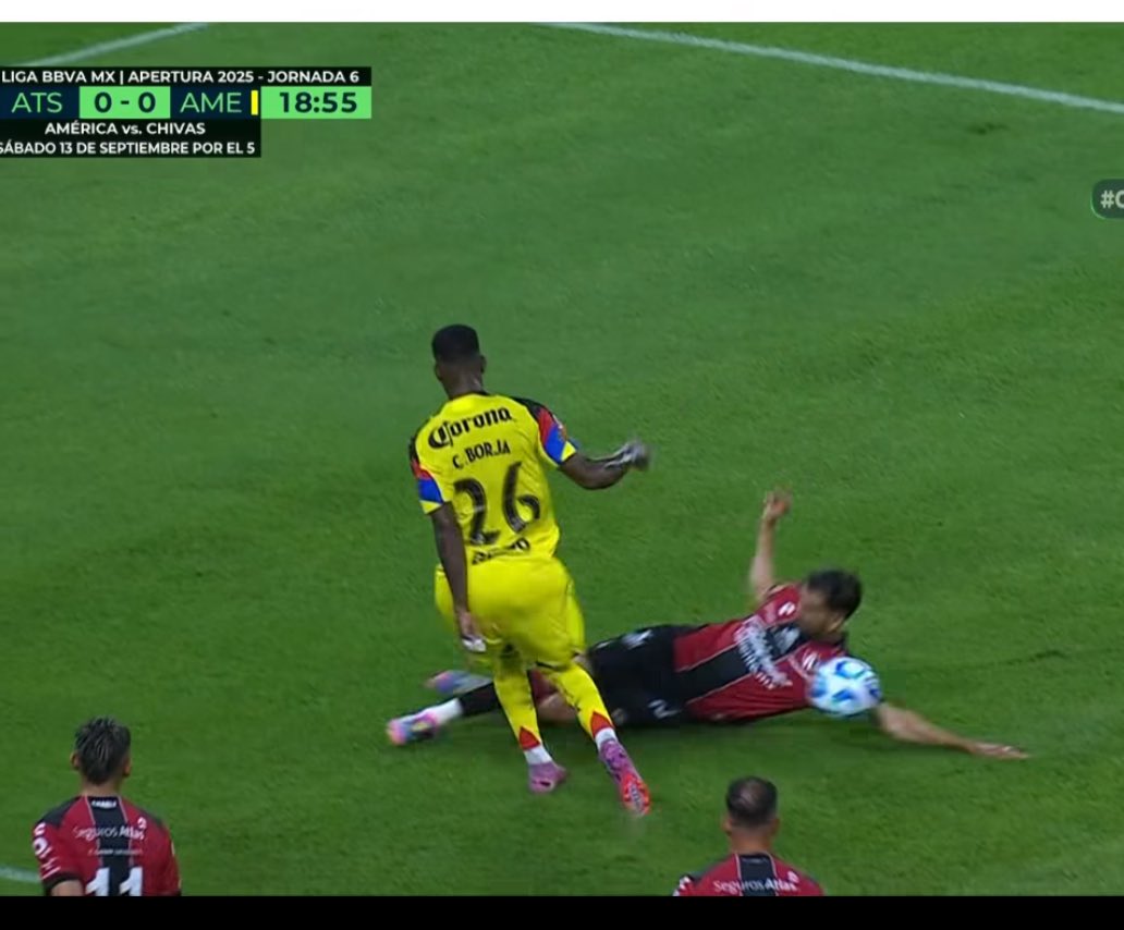 EdsonEdMM's tweet photo. @MartinHT4 @cantantearbitro @AtlasFC @ClubAmerica Con tu imagen prácticamente confirman que la manga no cuenta como brazo, y en el primer penal además de que es el brazo de apoyo, el balón le pega en la manga, pero para el ave todo es penal a favor jaja https://t.co/DiADISHGsz