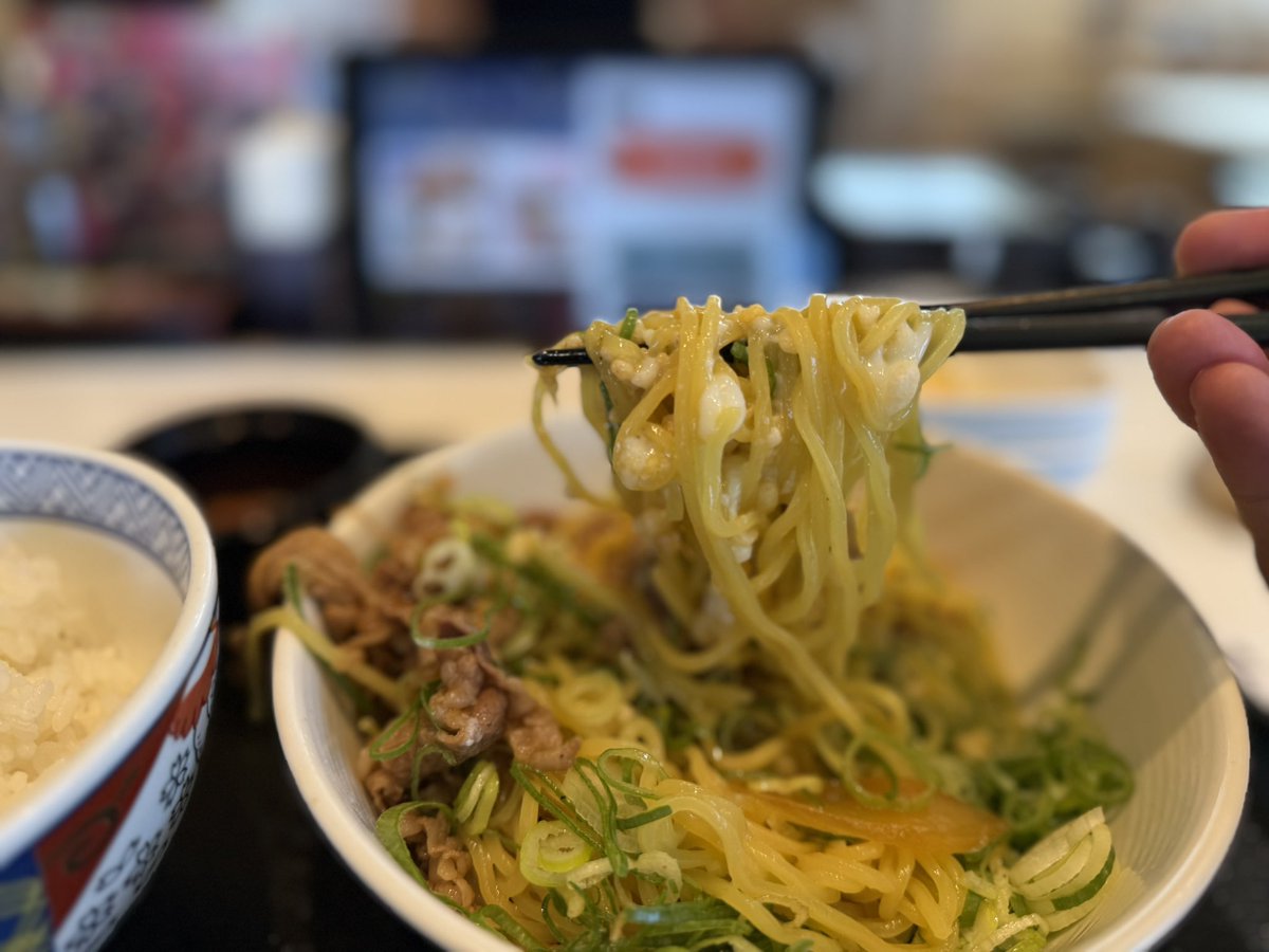 話題の？まぜそばをとココへ

牛玉スタミナまぜそば＋ご飯

昨日は水掛祭りで全身ずぶ濡れになりスタミナを相当奪われました
という事で久しぶりの吉野家へ

味濃いめでご飯が進みます
ご飯追加注文は必須ですよ

吉野家<a href="/122/">1</a>号線石神