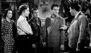 merlinpapin3's tweet photo. .@FredOL69007 #DéfiCinéClassique2025 Août (Année de Naissance 1957) Vu le film #LaRoue de Maurice Delbez et André Haguet (1957) avec Jean Servais Pierre Mondy Catherine Anouilh Claude Laydu François Guérin Julien Bertheau Georges Chamarat Yvette Etievant
En juin 1940, le mécanicien Pierre Pelletier recueille une fillette de 3 ans, Norma, dont la mère vient d'être tuée dans un bombardement. Il décide d'envoyer l'enfant en Bretagne où elle rejoindra son fils Roland. La guerre terminée, Pelletier fait venir à Lyon son fils et Norma enregistrée à l'état-civil comme sa fille. Celle-ci âgée de 18 ans en 1955, fréquente un jeune officier d'aviation suscitant l'hostilité, en réalité la jalousie de Pierre Pelletier. Celui-ci dont la vision est atteinte dans un accident est contraint de quitter la conduite des locomotives et à entrer dans un atelier d'entretien où son incapacité visuelle le relègue à un poste de manœuvre.
C'est un remake de La Rose du Rail d'Abel Gance sorti en 1923.
Trente-cinq ans après le chef-d’œuvre muet d’Abel Gance, André Haguet et Maurice Delbez osent un remake parlant de La Roue. Le pari est ambitieux mais, très vite, la comparaison joue en leur défaveur : on est loin de la puissance visionnaire et de l’intensité tragique de Gance. Là où le maître du muet déployait une fresque de sept heures aux élans poétiques et symboliques, Haguet et Delbez livrent un mélodrame ramassé, plus modeste, qui privilégie l’aspect quotidien et humain du monde ferroviaire.
L’histoire suit Pierre Pelletier, mécanicien de locomotive, incarné avec gravité par Jean Servais. Homme du rail passionné par son métier, il se heurte à un destin cruel : sa vue décline et l’oblige à abandonner la locomotive, son univers, son identité même. Ce renoncement est au cœur du film, dessinant un portrait de travailleur déchiré entre amour du métier et fatalité biologique. Pelletier recueille, dès les premières scènes, une fillette de trois ans, Norma, dont la mère vient de périr dans un bombardement. Cet acte généreux inscrit immédiatement le personnage dans une dimension sacrificielle. Norma grandira, sous le regard protecteur de son père adoptif, jusqu’à devenir une jeune femme courtisée, notamment par un officier d’aviation.
À ses côtés, Pierre Mondy incarne Jean Marcereau, ami et collègue de toujours. Leur duo fonctionne comme l’âme fraternelle du film : deux hommes soudés par la solidarité ouvrière, vulnérables face aux coups du destin mais invincibles dans leur attachement au rail. Mondy, futur Napoléon pour Abel Gance au cinéma, apporte ici un mélange de vigueur et de tendresse, rendant palpable l’esprit de camaraderie. Leur relation est l’une des plus belles réussites du film.
Catherine Anouilh joue Norma, figure centrale du drame familial. Sa présence symbolise l’avenir, la continuité, mais aussi le trouble du père qui, derrière son affection, cache une jalousie mal dissimulée vis-à-vis du soupirant de sa fille. Le fils de Pelletier, Roland (incarné par Claude Laydu), ajoute une note plus moderne : il retrouve Norma après des années, et sa complicité fraternelle s’entremêle de tensions implicites.
Le film frappe par sa tendresse envers le monde ferroviaire. Les gares, les ateliers, les locomotives à vapeur ne sont pas de simples décors : ils respirent, vibrent, emplis de bruit, de fumée, de gestes ouvriers. La caméra de Delbez, plus sensible que celle d’Haguet, sait capturer la beauté de ces extérieurs avec une sincérité qui rappelle parfois Renoir. Les plans de trains lancés à pleine vitesse, les regards de cheminots au travail, possèdent une vérité documentaire.
Mais si l’habillage visuel séduit, le récit, lui, s’essouffle. Condensé à l’extrême, il multiplie les ellipses au point de perdre en clarté. Le mélodrame familial se déploie sans intensité dramatique réelle : les jalousies, les conflits intérieurs, les rivalités amoureuses se succèdent mais ne trouvent jamais la force émotionnelle qui emporterait le spectateur. À force d’enchaîner clichés et artifices narratifs, le film s’alourdit. La tension dramatique, présente dans les premières scènes, se dilue dans des développements trop convenus. Le rythme en devient traînant, et l’ennui guette.
Ce qui sauve le film, c’est la sincérité de son regard sur les hommes du rail. Servais et Mondy incarnent des personnages profondément humains, tiraillés entre fierté professionnelle, fragilité intime et dignité sociale. Leurs échanges confèrent au récit une dimension fraternelle touchante, même si le drame familial autour de Norma paraît trop appuyé.
La Roue version 1957 ne peut rivaliser avec l’audace et la force tragique de Gance. Là où le maître du muet proposait une épopée sensorielle et émotionnelle, Haguet et Delbez livrent un mélodrame classique, sincère mais limité, qui s’enlise dans les clichés et perd en intensité. On retiendra néanmoins le portrait authentique du monde ferroviaire, l’élégance discrète de certaines images et la complicité attachante entre Jean Servais et Pierre Mondy. Mais le film, trop sage et trop convenu, finit par devenir un objet d’intérêt secondaire, davantage une curiosité qu’une œuvre marquante