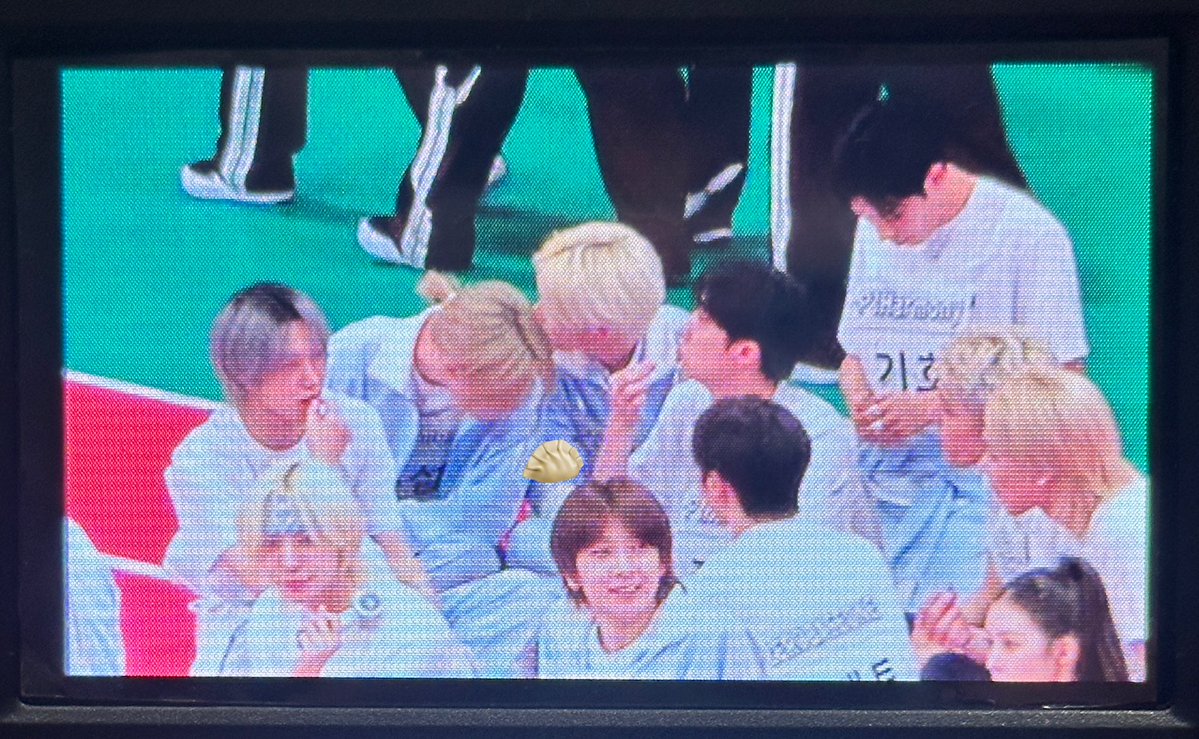 ynkiho's tweet photo. IS THAT THEO GIVING A KISS TO JONGSEOB'S HEAD !?!?!?!? PAUSE https://t.co/AxXJBiYvqd