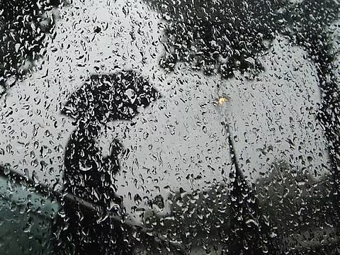طقس اليوم: أمطار رعدية غزيرة اليوم. سيول وزخات بَرد ورياح نشطة على: جازان، عسير، الباحة. أمطار متوسطة إلى غزيرة على: مكة المكرمة، المدينة المنورة، نجران. فرصة لتكوّن الضباب على المرتفعات 