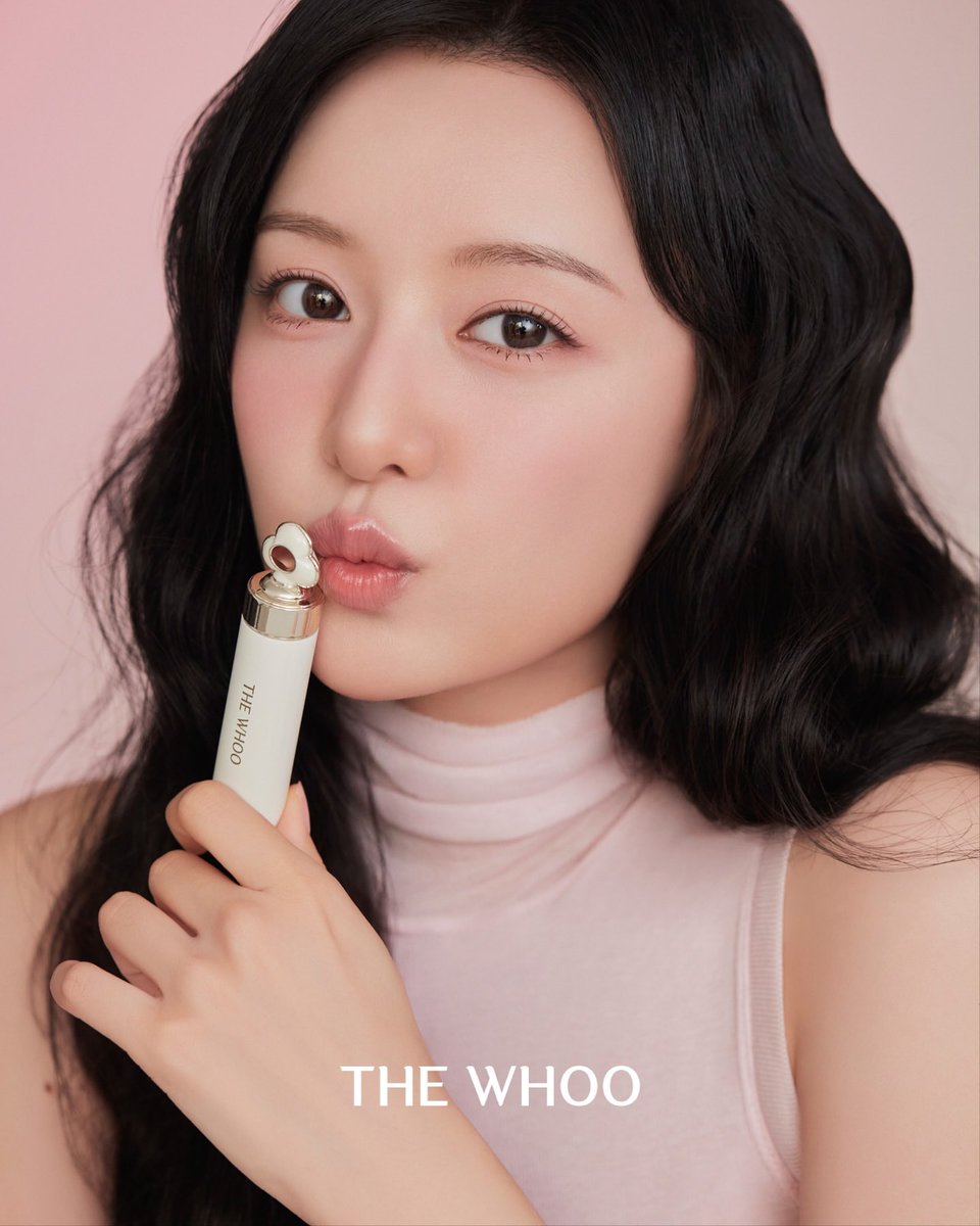 20250825｜#김지원 

Royal Muse #KimJiWon’s PICK —
the delicate pink glow of Essential Lip Glow Balm 
#01 Blush.

With just a touch on the lips and cheeks,
she unveils a lovely look,
bringing out a soft yet youthful charm.

#THEWHOO
#EssentialLipGlowBalm 

Cr. thewhoo_official