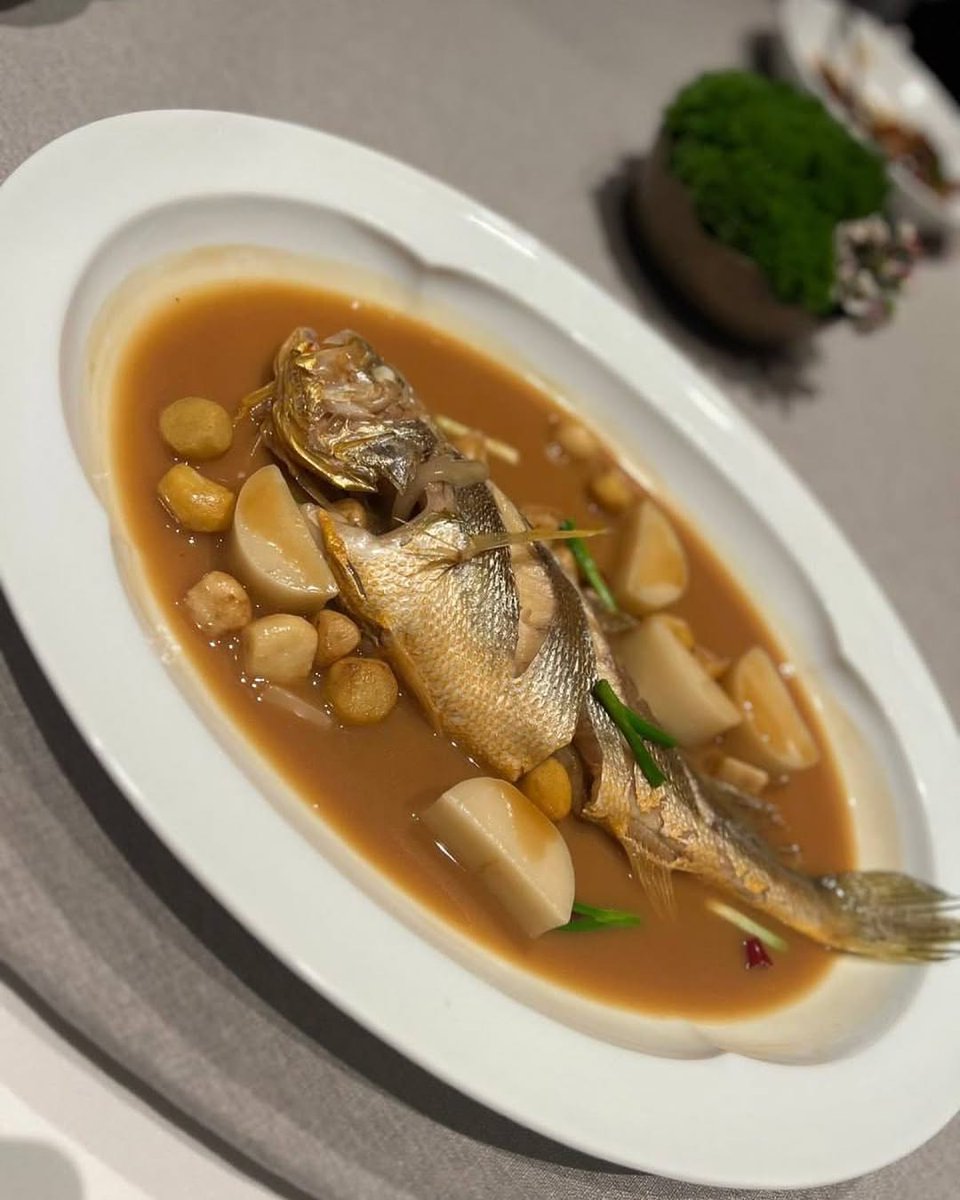 みんな、私が食べている魚は何だと思う？🐟