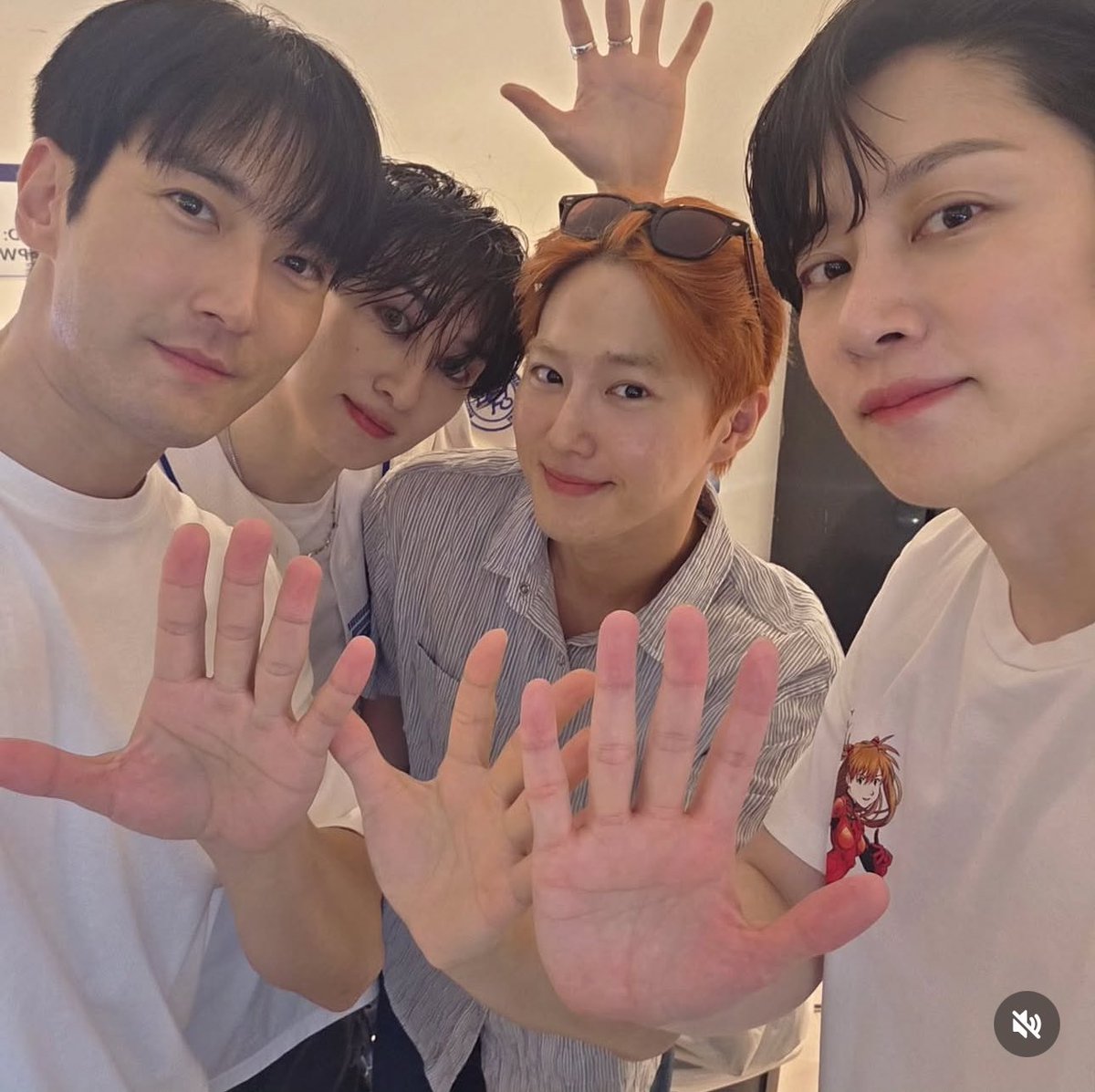 BAXK0FF's tweet photo. Super Junior's Heechul IG update with Junmyeon!! 

His caption: EXO please come back quickly as well! 

He even used EXO's Growl for the post~ https://t.co/lL7nOVOa8k