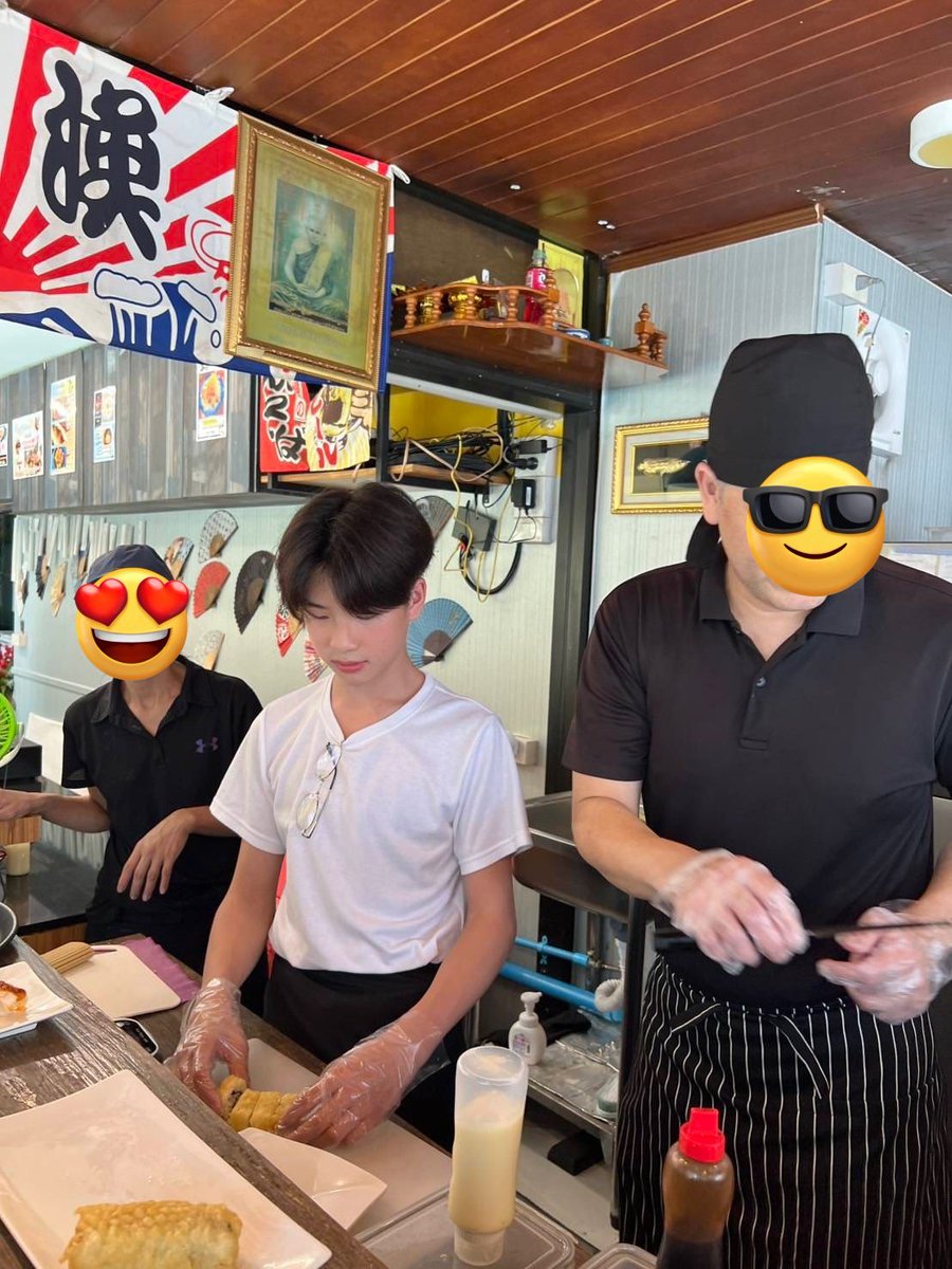 2sesis's tweet photo. 팟또가 요리하는 식당 갈거임? 
이러고 읏쇼읏쇼 음식만들어줌
서빙할때 나와서 먹는 거 쳐다봄
맛은 없음 근데 맛없다고 하거나 남기면 울음
적고보니까 안갈이유가딱히... ㅇㅋ https://t.co/F9UjEdZwwe