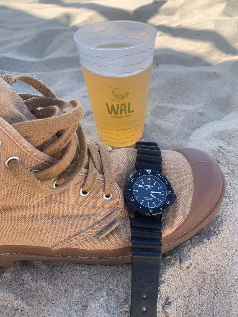 Bombfrog's tweet image. Die khakifarbenen Padogats waren in den 90ern Teil der Minentaucher-Ausrüstung. Auf dem Bild: Bombfrog BT-25, Padogat &amp;amp; Bier 🍺 – ein Stück #Bundeswehr-Geschichte.
#Minentaucher #Padogats #Bundeswehr #MilitaryHistory #Bombfrog