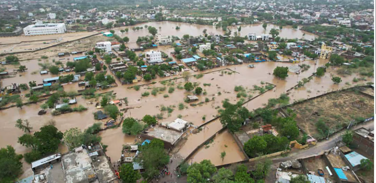 GlobalUpdates7's tweet photo. Monsoon mayhem in Rajasthan
Surwal Dam overflows, creating a 2 km crater in Sawai Madhopur. Villages flooded, roads destroyed, rooftops used as lifeboats. Relief efforts ongoing.
#FloodRelief #SurwalDam #SawaiMadhopur #MonsoonCrisis #ProtectOurVillages https://t.co/Q22aDCKYp0