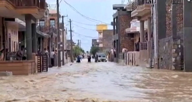 GlobalUpdates7's tweet photo. Monsoon mayhem in Rajasthan
Surwal Dam overflows, creating a 2 km crater in Sawai Madhopur. Villages flooded, roads destroyed, rooftops used as lifeboats. Relief efforts ongoing.
#FloodRelief #SurwalDam #SawaiMadhopur #MonsoonCrisis #ProtectOurVillages https://t.co/Q22aDCKYp0