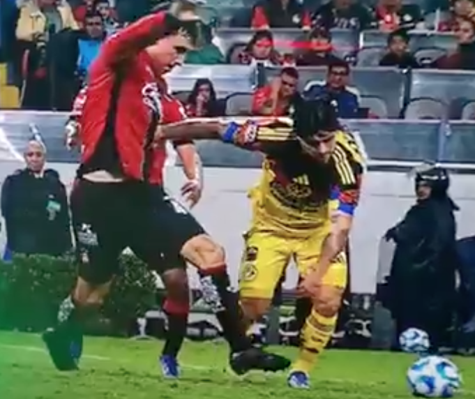 urgonzalezm's tweet photo. @cantantearbitro @AtlasFC @ClubAmerica Creo que ese es el momento justo del contacto y el jugador de atlas aun no tiene el pie plantado en el piso. https://t.co/9pj6eN8A4y