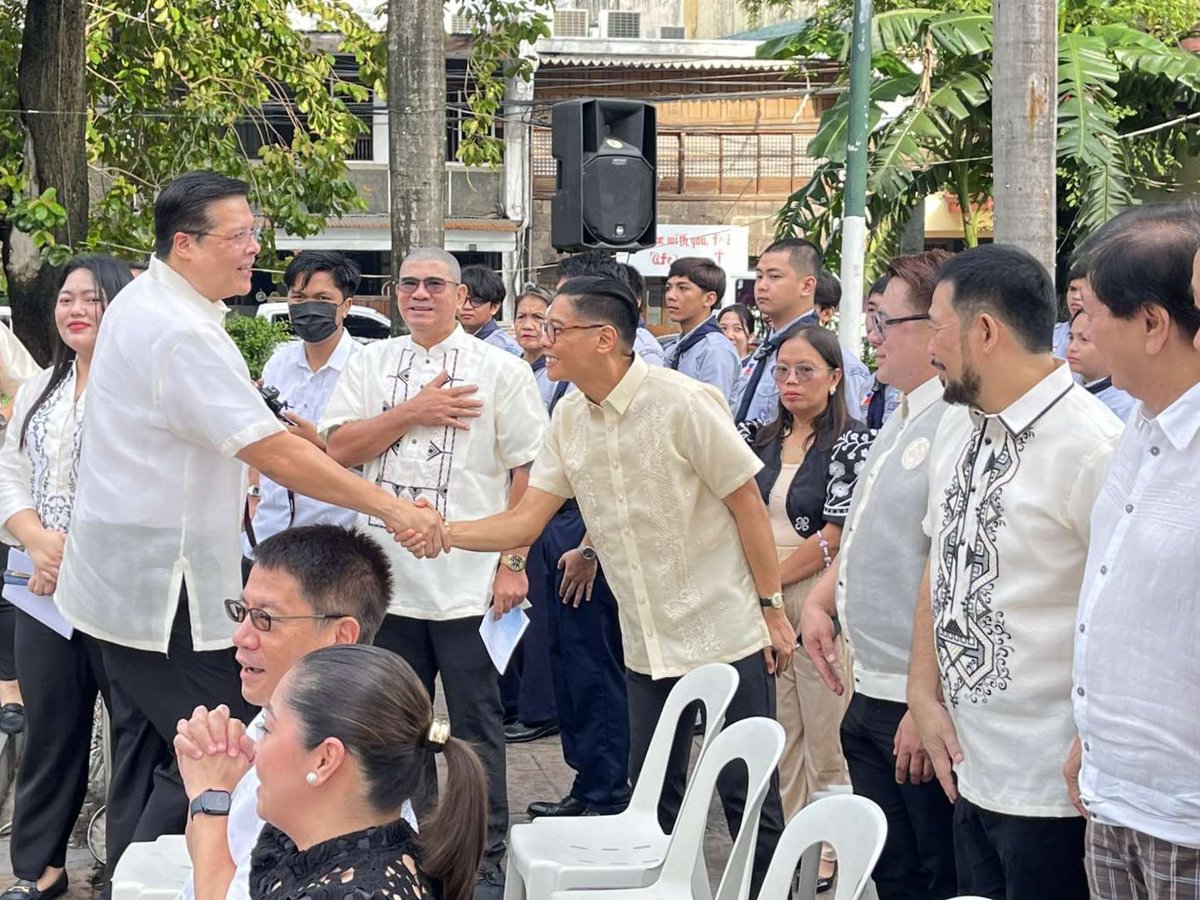 raymond_lising's tweet photo. Nakiisa tayo sa paggunita ng Araw ng mga Bayani sa Plaza Rizal. ๐ต๐ญ Nakasama natin sa simpleng pagdiriwang si Mayor Vico Sotto, Congressman Roman Romulo, Vice Mayor Dodot Jaworski & Pasig City Council, and @bsapasig Kagawad Cynthia Milo. โ
#NationalHeroesDay #BSARepresent https://t.co/vcr5Khkrcn