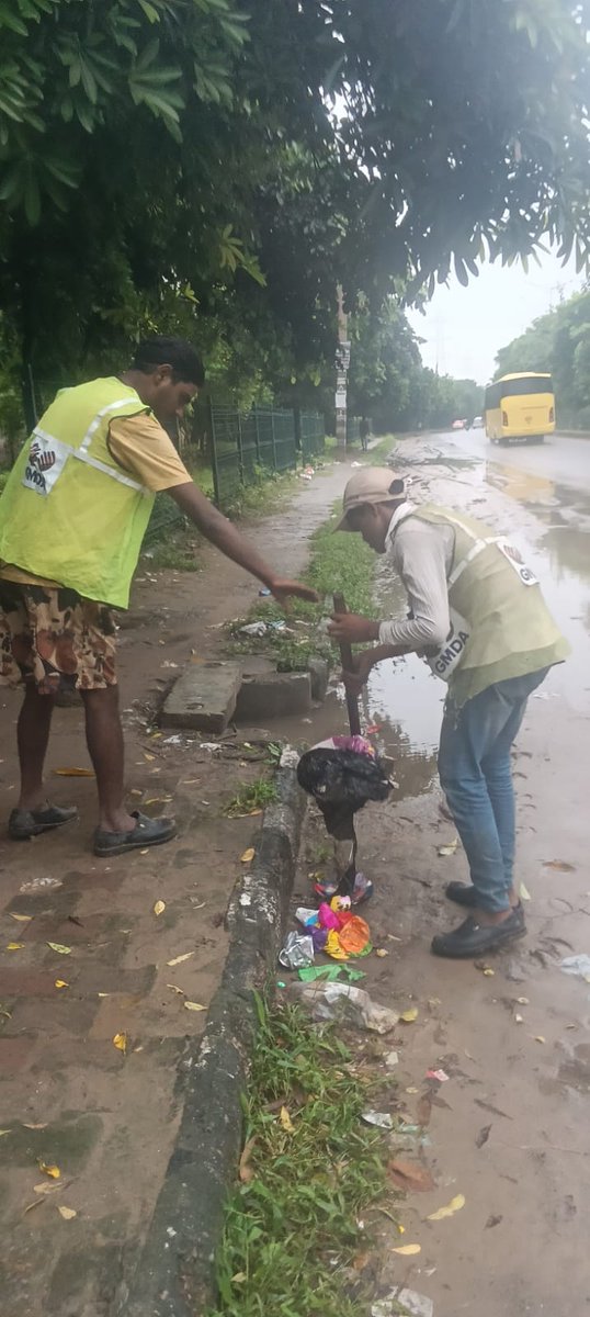 🧹 Drainage maintenance in action!
To tackle waterlogging this monsoon, our sanitation workers are diligently cleaning road gullies across the city.
#UrbanSanitation #MonsoonSafety
