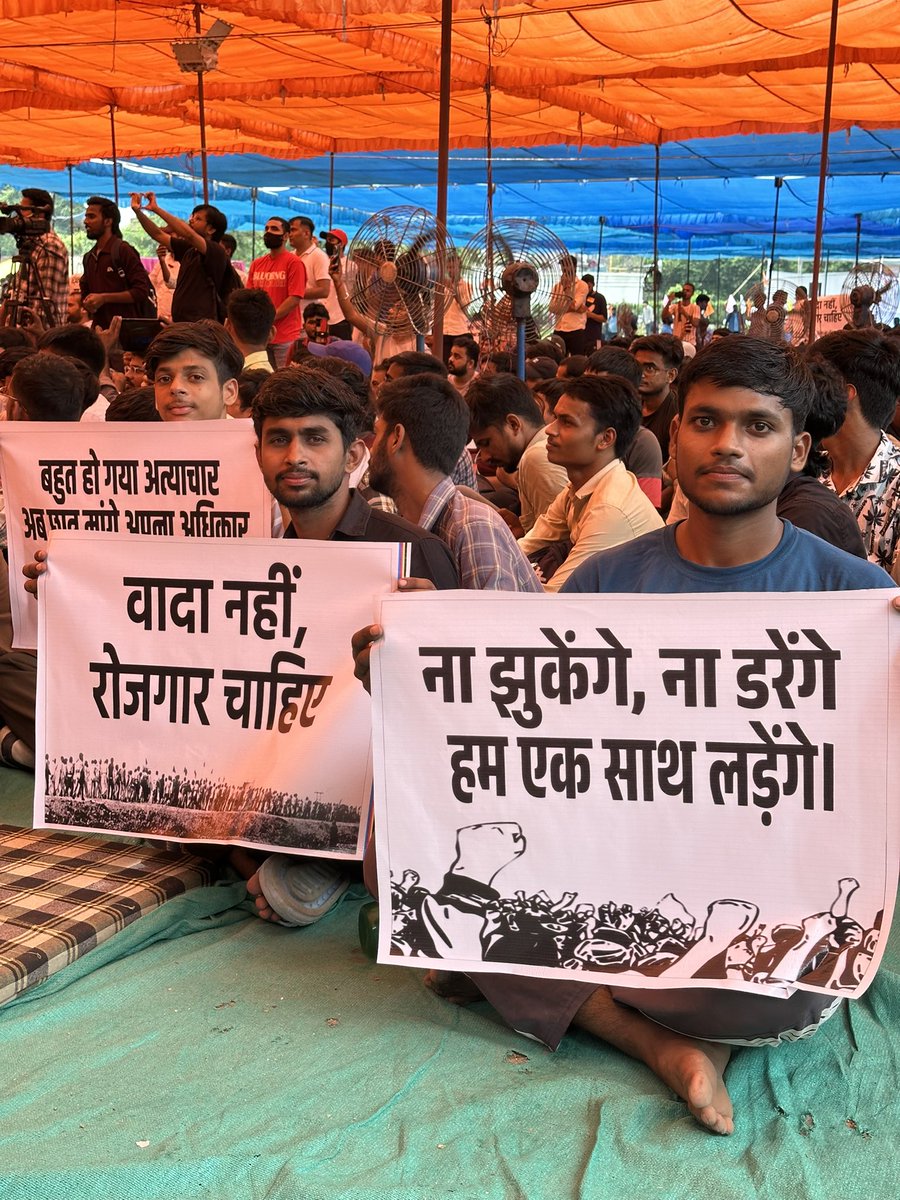 Chhotu Kumar Singh (@chhotusiyadav) on Twitter photo हम छात्रों को क्यों इतना पीड़ा सहना पड़ता है।
रोज़गार मांगों -  लाठी चार्य 
आंदोलन करो - लाठी चार्च
भ्रष्टाचार के खिलाफ करो - लाठी चार्च
हक के लड़ाई लड़ो - लाठी चार्य 
परीक्षा में  पार्दिशता   माँग  करो - लाठी  चार्ज
हमलोग के दर्द सरकार क्यों नहीं समझती करती हैं।
#ssc_protest हम छात्रों को क्यों इतना पीड़ा सहना पड़ता है।
रोज़गार मांगों -  लाठी चार्य 
आंदोलन करो - लाठी चार्च
भ्रष्टाचार के खिलाफ करो - लाठी चार्च
हक के लड़ाई लड़ो - लाठी चार्य 
परीक्षा में  पार्दिशता   माँग  करो - लाठी  चार्ज
हमलोग के दर्द सरकार क्यों नहीं समझती करती हैं।
#ssc_protest