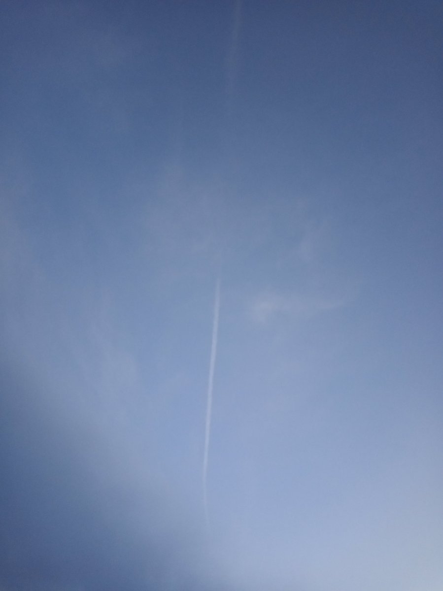 Hoy iba a llover y ayer y la semana pasada y...nos están robando el agua esparciendo veneno por todas partes.