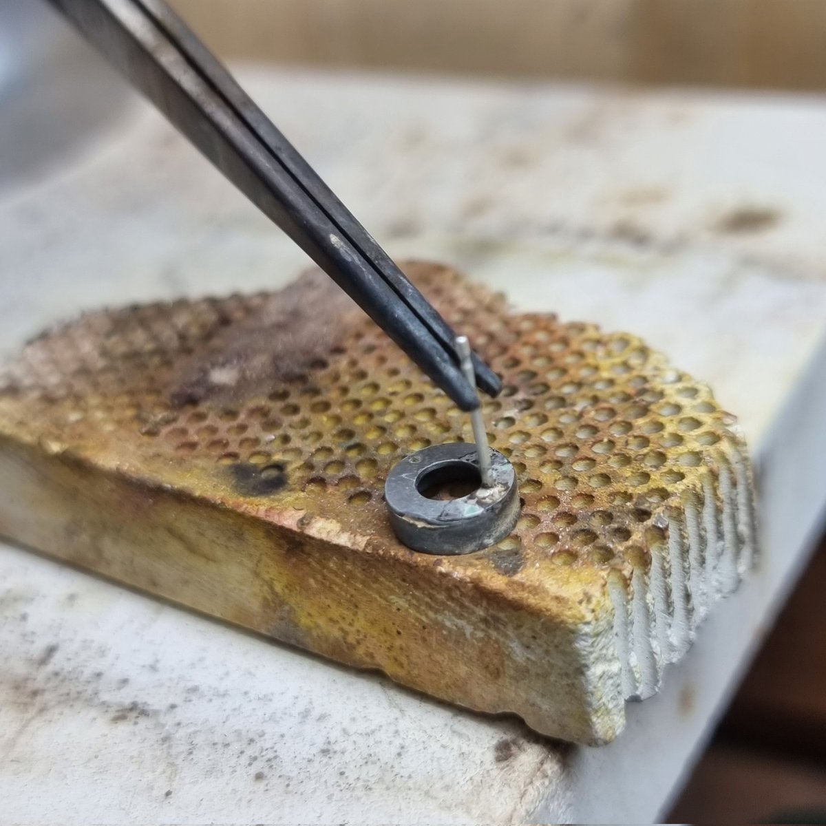 이제 은 베즐 난집은 좀 빠르게 만들어진다 뿌듯해ㅠㅠ 근데 금은 아직 땜이 어려워

금땜 : 안 녹을게
금 : 오 내가 먼저 녹을게
나 : 저기요