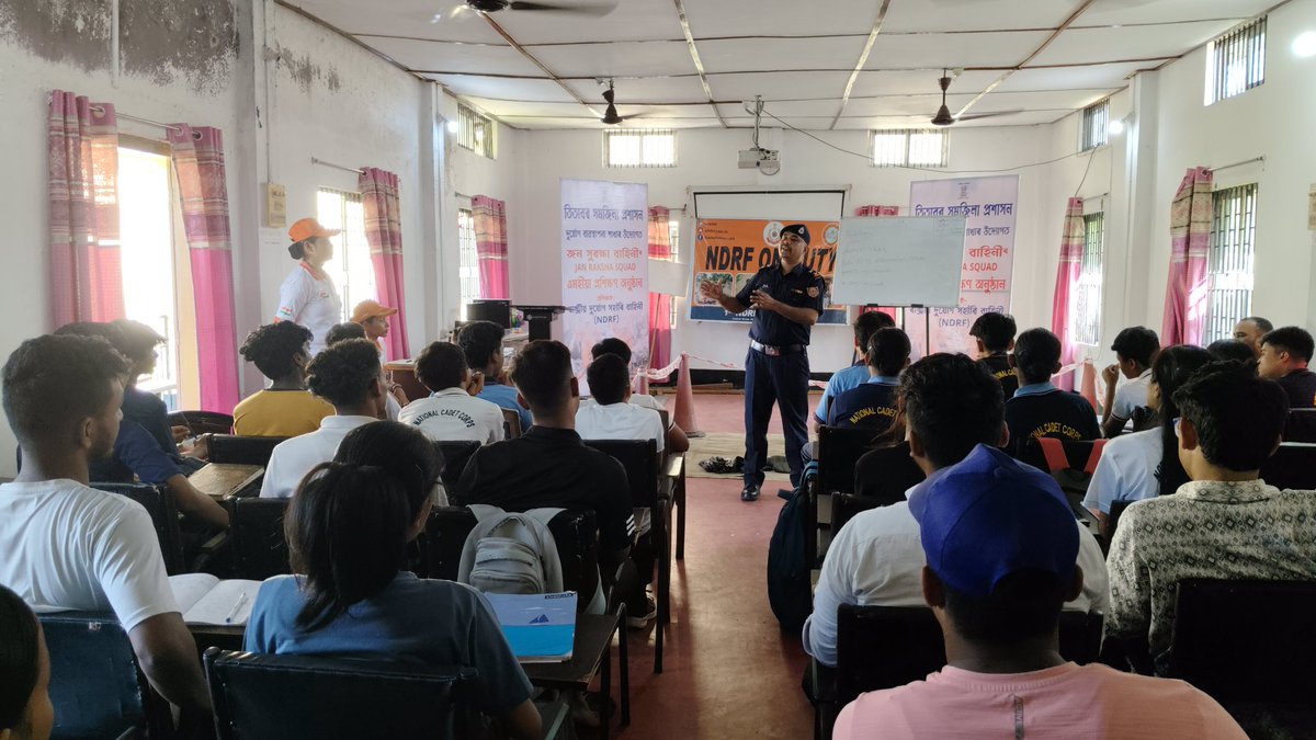 nss_dietjorhat's tweet image. 13 numbers of NSS Volunteers from DIET Jorhat,Titabar are participating in a one-month training for Jan Raksha Squad organised by Titabor Co-District Administration in association with NDRF from 23 July,2025.Youth for disaster resilience.#DisasterPreparedness #NDRF #YouthInAction