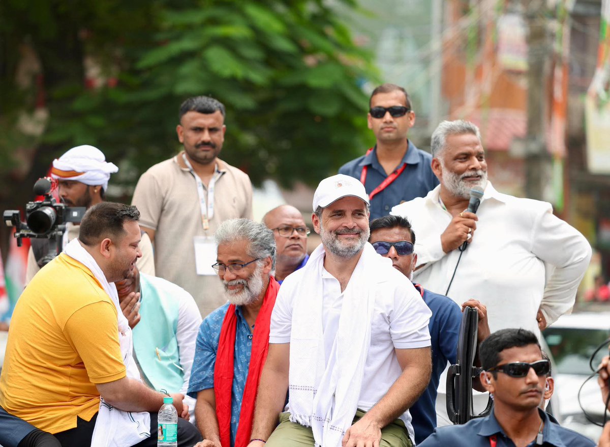 GarimaBharti19's tweet image. महागठबंधन अब महागठबंधन लग रहा है... सीमांचल यात्रा के दौरान तेजस्वी यादव और राहुल गांधी को ये एहसास जरूर हुआ होगा कि पप्पू यादव को मंच देने में थोड़ी देर कर दी... 
#Bihar #PappuYadav #VoterAdhikarYatra