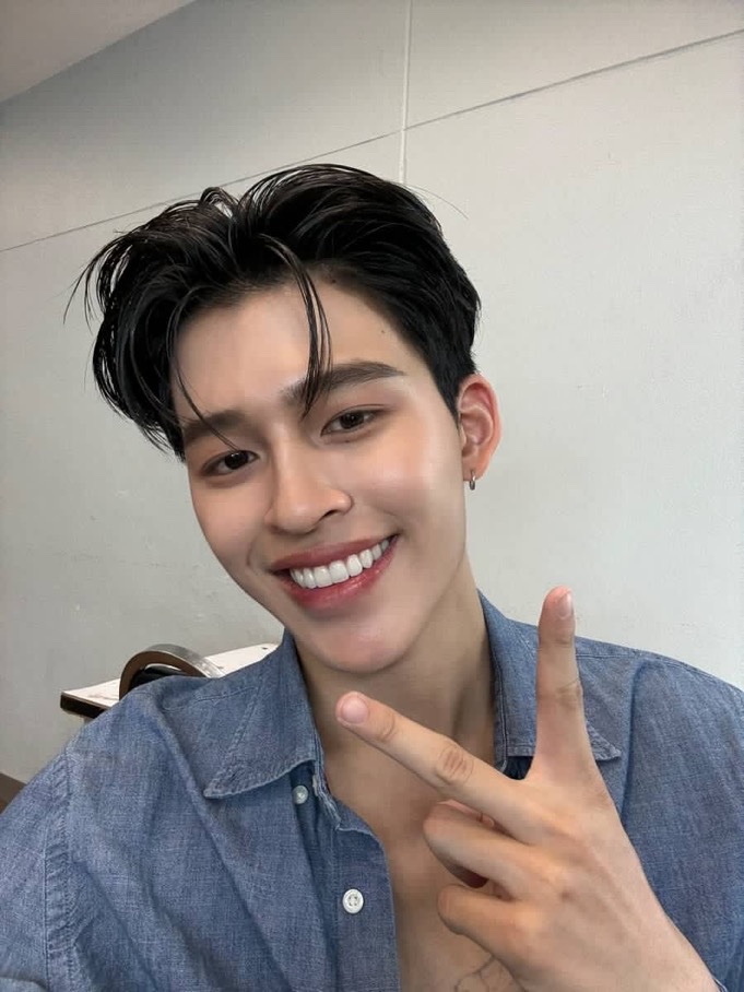 rpdnetwork's tweet image. วันนี้ขอบคุณทุกคนมากๆ ที่ตื่นเช้ามาหากันเลยน้า 🥹💜  
อย่าลืมหาอะไรกิน พักผ่อนกันด้วยนะค้าบ ✨  
ทะเลทำพิษ ผิวแทนขึ้นไปอีก 🌊☀️  
และขอบคุณ Colgate ด้วยค้าบ 🫶🏻  

#PondxColgatePurple  
#Colgate #PondNaravit #FanMeeting  
#Update #TrendingNow #Viral