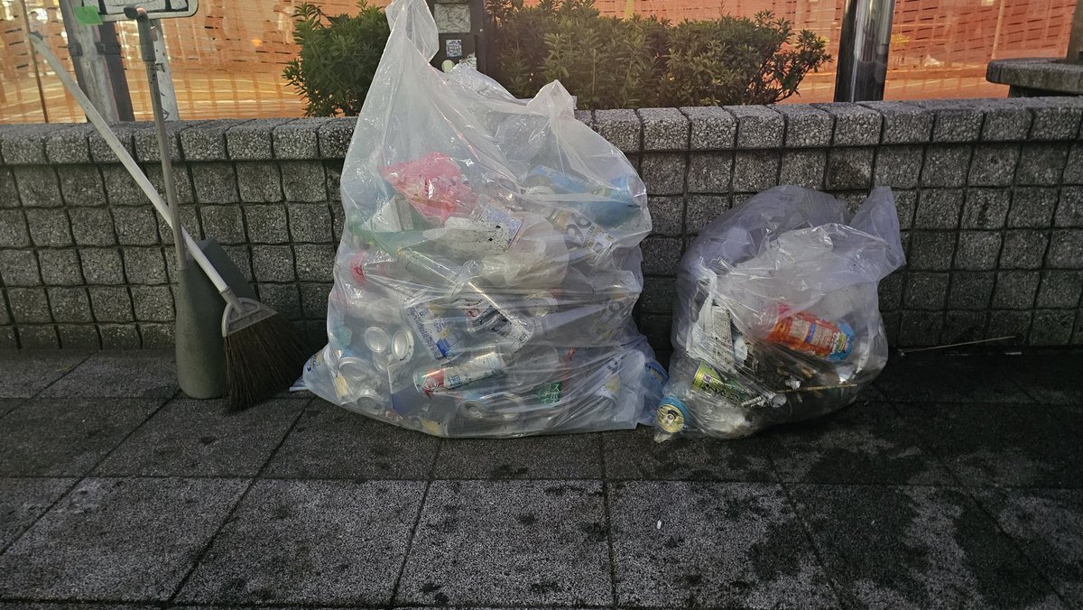 45L×4袋、90L×1袋

祭り会場の一部でしたがそこまで酷くないと感じてしまうのは宇都宮のゴミ拾いで麻痺してしまってるのかも知れませんね😂
今度東京に遊び行ったら高円寺の仲良しなお二人にご馳走してもらいまーす😋

高円寺、お邪魔しました～🙋