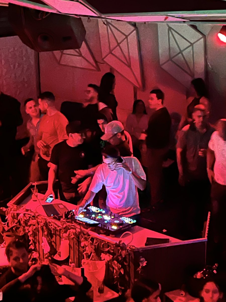 jajgakak se q lo he reposteado dos veces pero esta vez ya si se cumplio la palabra pq fue en el salon principal de la quinta, 3 años justamente