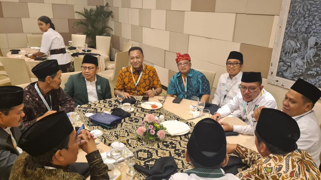 ADHIE M MASSARDI (@adhiemassardi) on Twitter photo MUKTAMAR PKB BALI ▪︎ Ini persis setahun lalu bersama Mas Hikam nemani Ketum PKB <a href="/cakimiNOW/">A Muhaimin Iskandar</a> gelar muktamar di Bali. Lumayan seru coz diganggu Cebonger mau begal partai. Bagusnya Pecalang dan Raja-raja Bali ikut jaga keutuhan PKB dan Kiai Ma'ruf Amin jadi Ketum Dewan Syuro. Aman MUKTAMAR PKB BALI ▪︎ Ini persis setahun lalu bersama Mas Hikam nemani Ketum PKB <a href="/cakimiNOW/">A Muhaimin Iskandar</a> gelar muktamar di Bali. Lumayan seru coz diganggu Cebonger mau begal partai. Bagusnya Pecalang dan Raja-raja Bali ikut jaga keutuhan PKB dan Kiai Ma'ruf Amin jadi Ketum Dewan Syuro. Aman