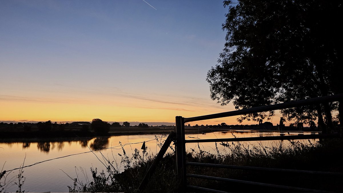 Motormiss's tweet image. Ochtendgloren, mooie kleuren, weerspiegeling, glad water, bootje, zonsopgang en..... rust.
Zo'n begin van de dag brengt me terug naar de basis 
#Andel #Altena #afgedamdemaas #zonsopgang #ochtendgloren