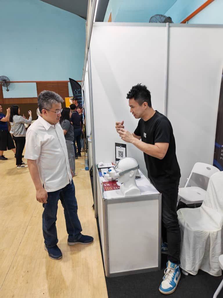 🌟 Highlights from the PJ Startup Festival
We were honored to welcome Mr. Liew Chin Tong, Malaysia’s current Deputy Minister of Investment, Trade and Industry, and Member of Parliament for Iskandar Puteri, to the Frac booth.

Mr. Liew took a deep dive into our Smart Eye-Care