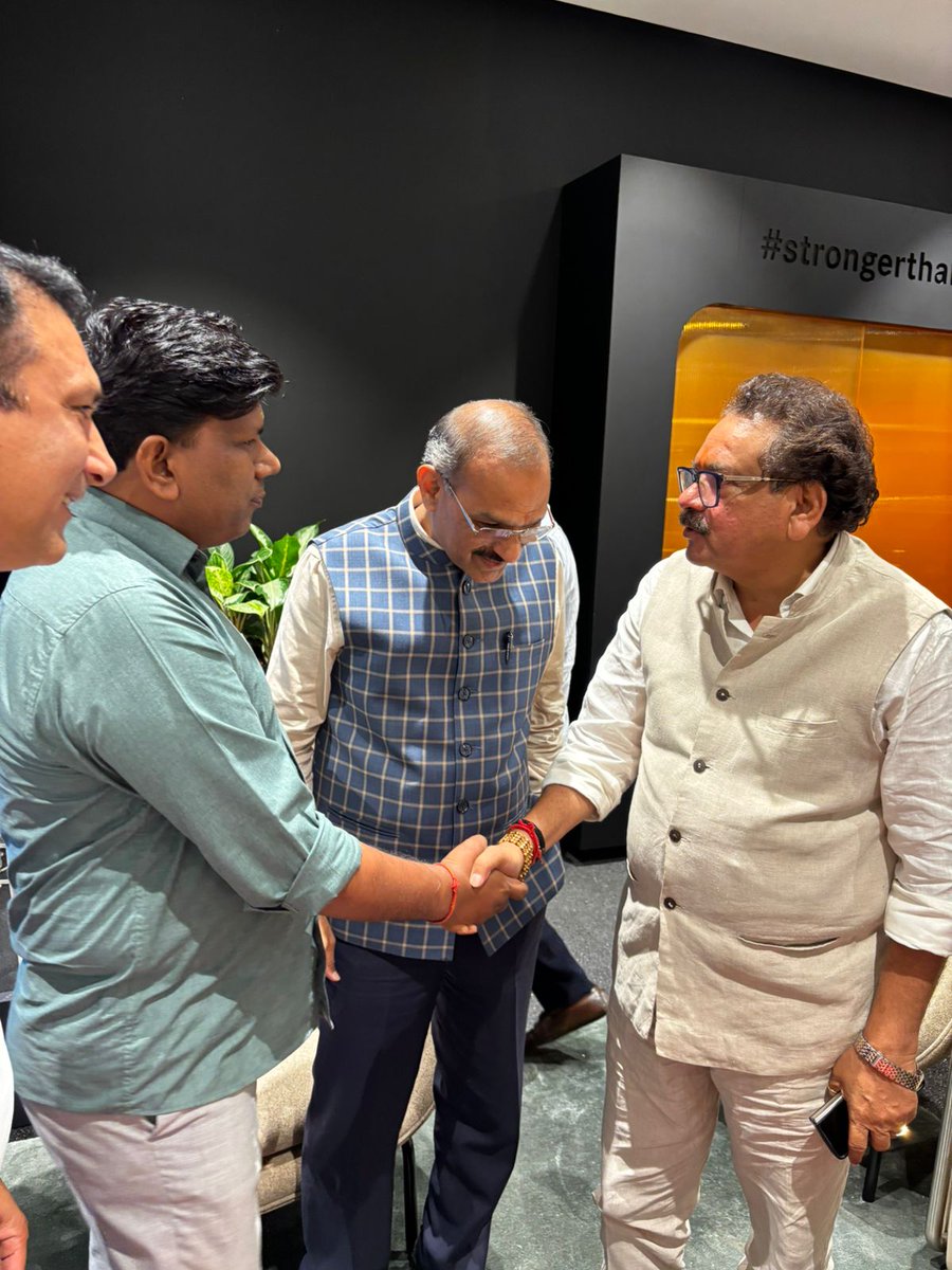 gajainderYDVBJP's tweet photo. ग्रीन पार्क स्थित Mercedes शोरूम में Mercedes के दो नए मॉडल की लॉन्चिंग पार्टी में मुख्य अतिथि के रूप में शामिल होने का अवसर प्राप्त हुआ।

इस अवसर पर केंद्र सरकार के माननीय मंत्री @ProBaghel जी एवं आर.के. पुरम के विधायक श्री अनिल शर्मा जी भी उपस्थित रहे।

#BJP #भारतीयजनतापार्टी
#Mehrauli #महरौली #जयमहरौली
#GajainderYadav #गजेंद्र_यादव 

@BJP4India @BJP4Delhi @narendramodi @AmitShah @JPNadda @gupta_rekha @Virend_Sachdeva @RamvirBidhuri @PavanRanaRSS @PandaJay @aarti_singhbjp