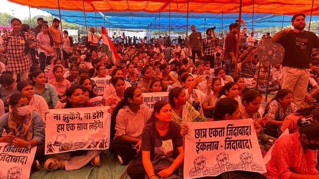 deepakArya27826's tweet image. दिल्ली के रामलीला मैदान में SSC छात्रों के शांतिपूर्ण आंदोलन पर पुलिस का लाठीचार्ज निंदनीय है। 
       छात्र Eduquity घोटाले और पेपर लीक के खिलाफ CBI जांच की मांग कर रहे थे।
 #SSCSystemSudharo
@GaganPratapMath
@Harimeena02 
@yadavtejashwi 
@adeel_hamzaaa_