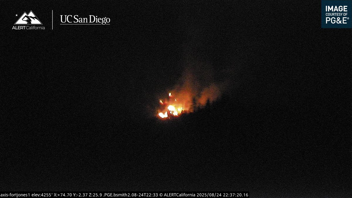 DanielFireTruck's tweet image. This is the #BearFire Highway 3/Bear Springs Road, East of Fort Jones, Siskiyou County.