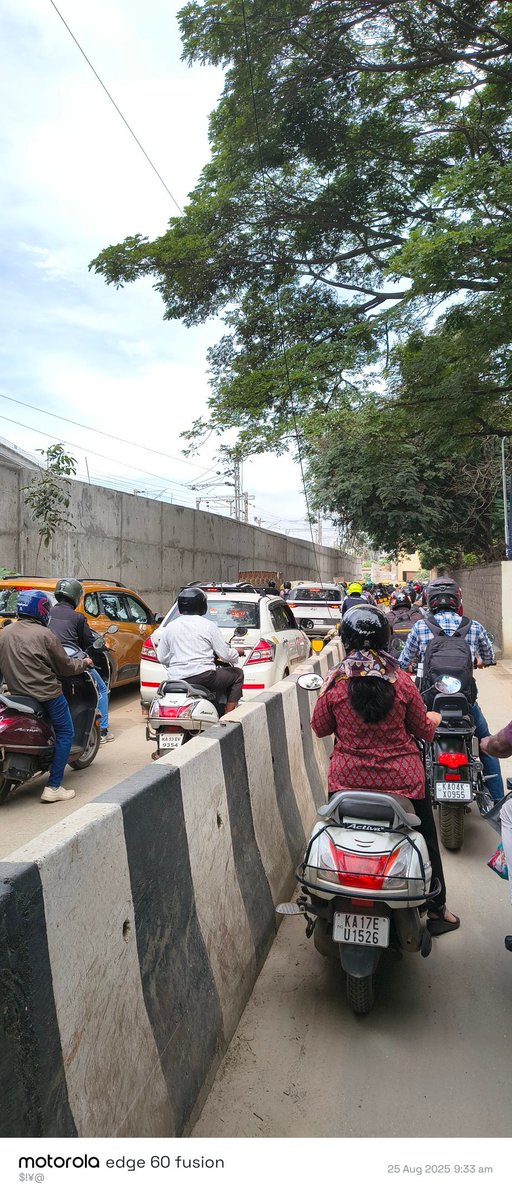 nvsivanagaraju's tweet photo. KR Puram railway bridge is experiencing persistent congestion due to autorickshaws entering the one-way in the opposite direction and blocking lanes.Kindly intervene and enforce the one-way restriction at peak hours to restore traffic flow.
@blrcitytraffic  @BlrCityPolice https://t.co/oUqUO5RrLg