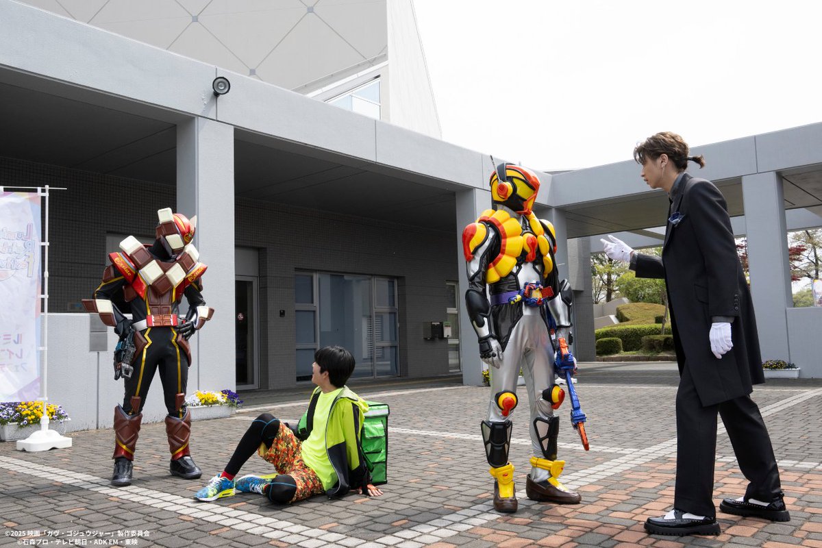 ||◤　　　　　　　 　　　◥||
 💥#映画ガヴ ハイライト💥
||◣　　　　　　　 　　　◢||

🍫辛木田絆斗/仮面ライダーヴァレン
(#日野友輔)
🍮ラキア・アマルガ/仮面ライダーヴラム
(#庄司浩平)

❝ いいから、とっとと逃げろ ❞

#映画ガヴゴジュウジャー 
🎬大ヒット上映中
