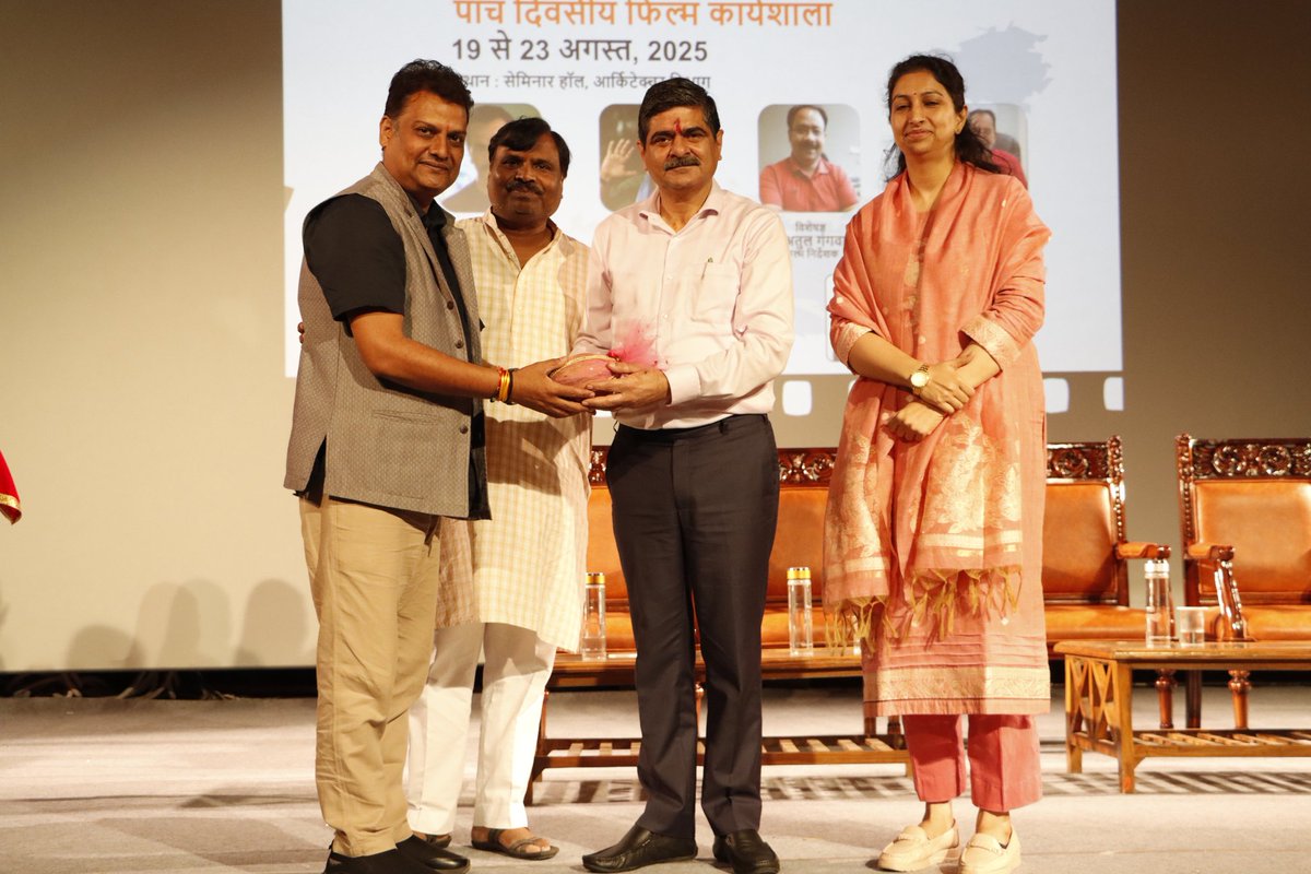 MediaStudiesggu's tweet photo. @DrRakeshyogi1 @gurugramuniver1 @CFHaryana @supvahry @SUPVAROHTAK @AtulGan76086338 4/4
Prof. (Dr.) Rakesh Kumar Yogi contributed as a Film-making Expert, guiding students with his valuable insights into cinema and storytelling. 🎥🎭 https://t.co/mBnIEPJgQI