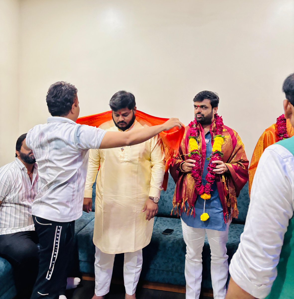 KunalMarathe4's tweet photo. सदिच्छा भेट

भाजपा युवा मोर्चातील युवा सहकारी माझे मित्र युवराज पाटील चाकूरकर यांच्या चाकूर येथील निवासस्थानी युवा मोर्चा प्रदेशाध्यक्ष अनुपदादा मोरे यांच्या समवेत स���िच्छा भेट दिली.
यावेळी त्यांनी केलेल्या स्वागतपर सन्मानाचा स्वीकार करत आभार मानले. https://t.co/35s6hrDvrB