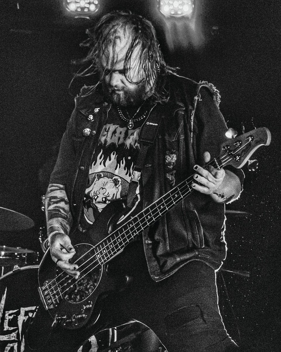 SHÜTTERFØXXi tweet media