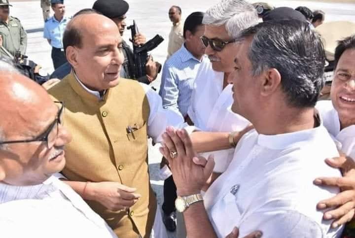 केंद्रीय रक्षा मंत्री, देश की सुरक्षा और संप्रभुता के सशक्त प्रहरी, आदरणीय श्री राजनाथ सिंह जी का सूर्यनगरी जोधपुर की पावन धरती पर हार्दिक स्वागत एवं अभिनंदन।

आपका सान्निध्य हमें गौरव प्रदान करता है।
राष्ट्रहित में आपका दूरदर्शी नेतृत्व, दृढ़ निश्चय और कर्मठता प्रेरणास्रोत है।