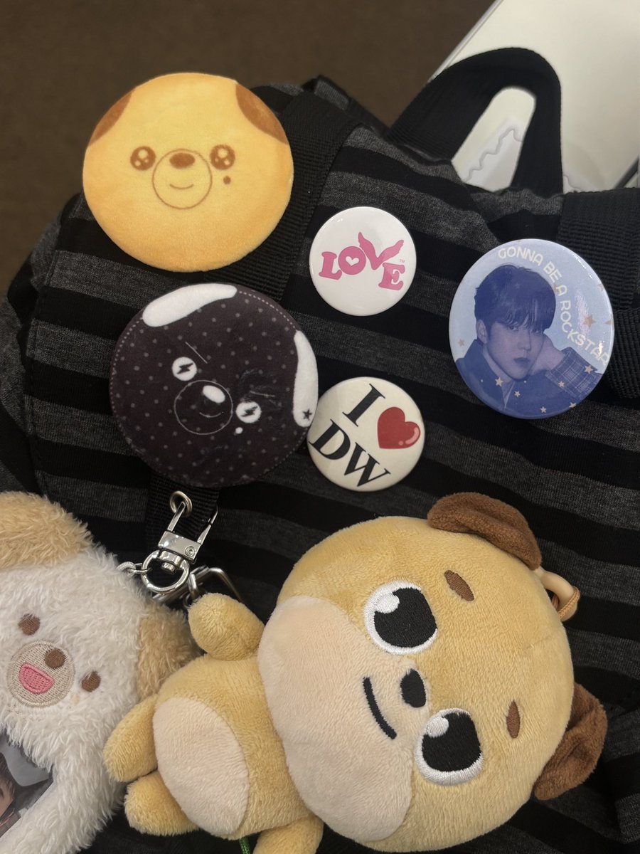 사댱님이 말랑이 쿠키 뱃지 하나 더 주셨다 엉엉 
가방에 같이 달면 진짜 너무 너무 귀엽습니다 🤍