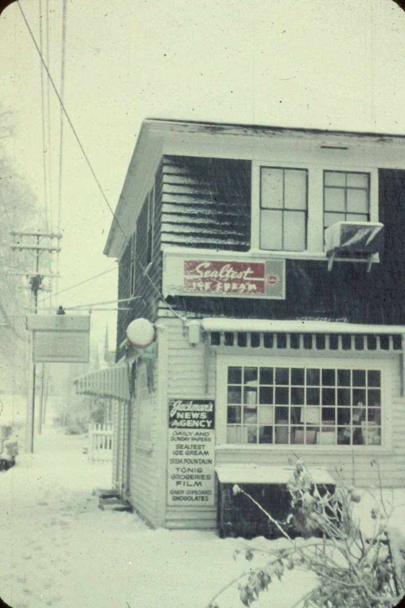 ellin_anderson's tweet photo. JACKMAN’S NEWS AGENCY
The hub of our world —
Candy-coated dreams unfurled,
Barely thought of — now
#MondayMotivation #newspapers #news #NewsStand #haiku #micropoetry #poem #poetry #poets #PoetryX
Photo (1960s) courtesy of the Groveland Historical Society: https://t.co/yV51TJ8ssx https://t.co/aPy5TRyiLD