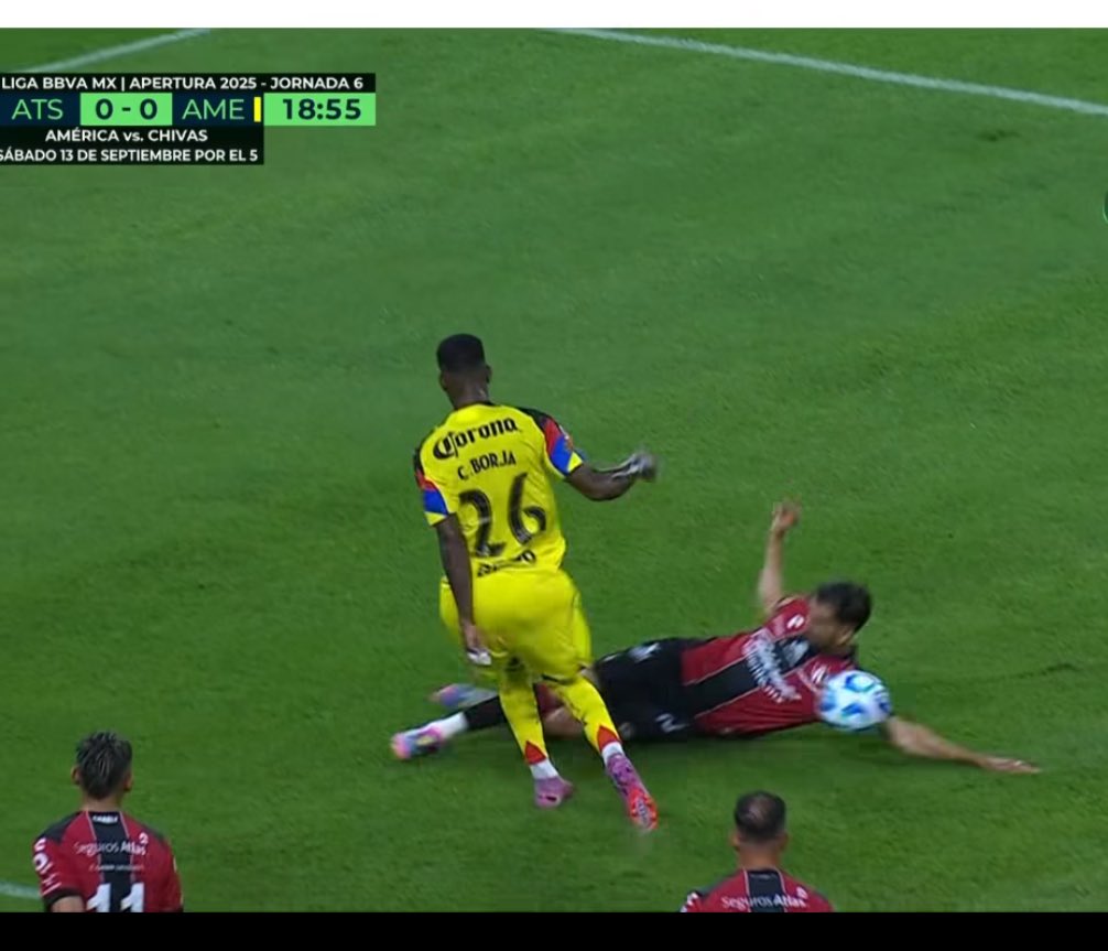 EdsonEdMM's tweet photo. @arturiano33 Wey, toma como referencia la manga del 5, aún así confirman que la manga no cuenta como brazo, por lo que el primer penal, que el balón le pega a Gaddi en la manga no tuvo que haber sido considerado como mano, además de que era la de apoyo, ¡arriba el Atlas! https://t.co/4mbAICmB7y