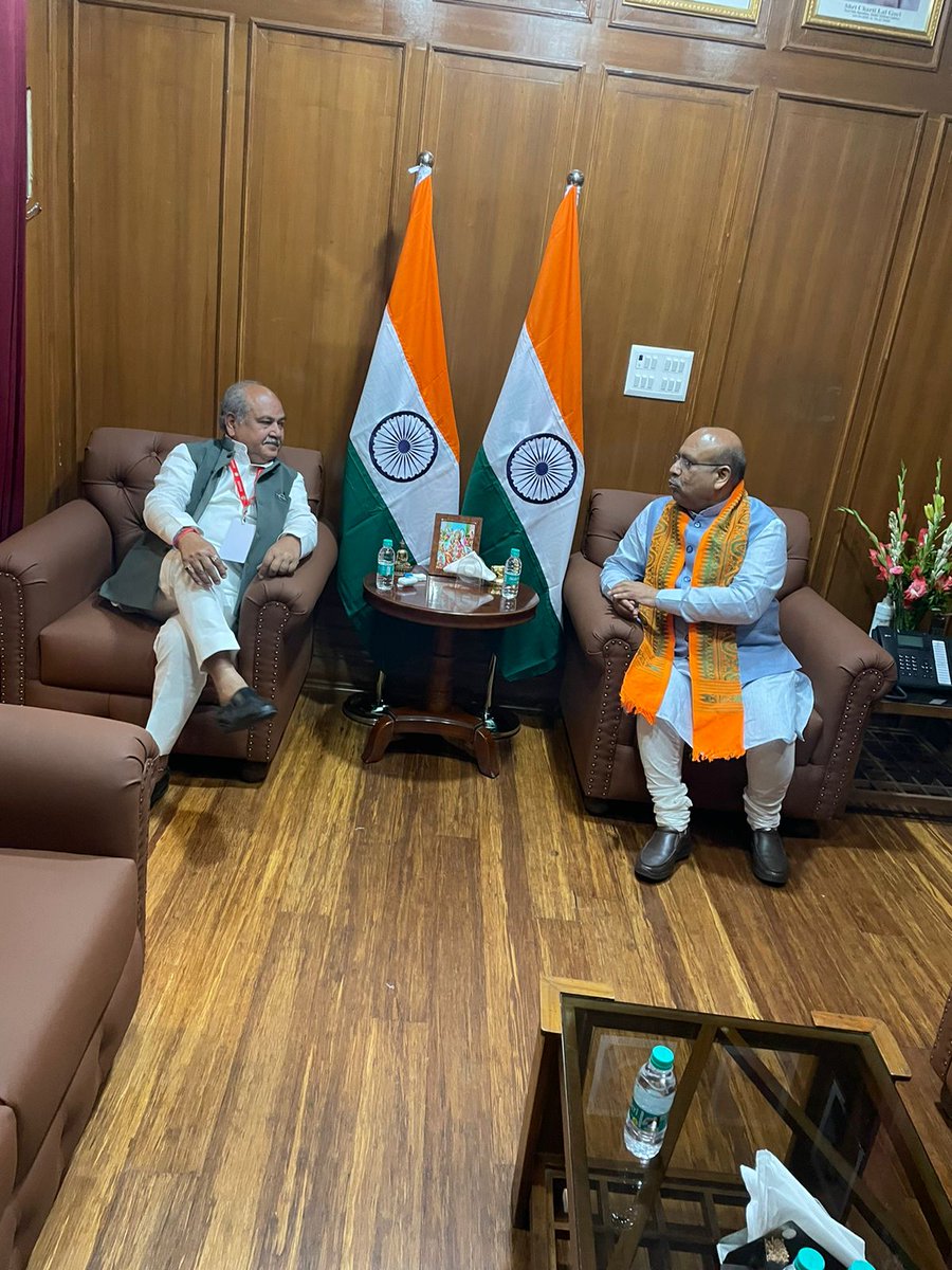 MP Vidhan Sabha (@mpvidhansabha) on Twitter photo दिल्ली के माननीय विधानसभा अध्यक्ष श्री विजेंद्र गुप्ता जी ने माननीय विधानसभा अध्यक्ष का अभिवादन किया ।
<a href="/nstomar/">Narendra Singh Tomar</a> दिल्ली के माननीय विधानसभा अध्यक्ष श्री विजेंद्र गुप्ता जी ने माननीय विधानसभा अध्यक्ष का अभिवादन किया ।
<a href="/nstomar/">Narendra Singh Tomar</a>