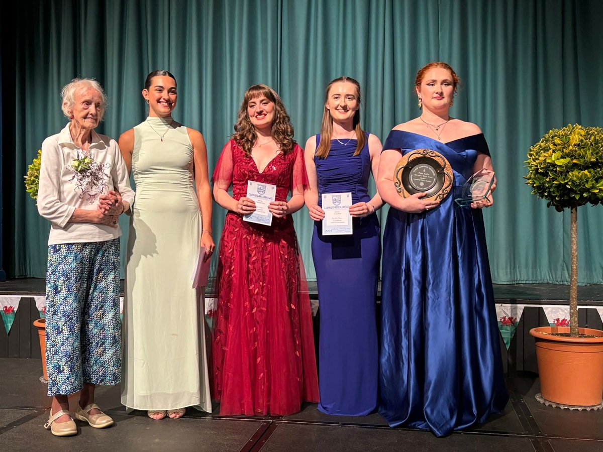 SteddfodLlanbed's tweet photo. Noson lwyddiannus yn Llais Llwyfan Llambed neithiwr. Llongyfarchiadau i Scarlett Jones. Diolch yn fawr i Dawne Jones, Coedybryn am ei rhodd hael er cof am ei chwaer Marion.
Llongyfarchiadau hefyd i John Meurig Edwards, Aberhonddu ar ennill Cyfansoddi Emyn. https://t.co/RWKkO8MLqi