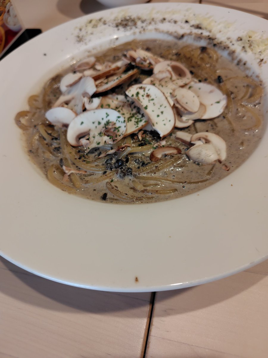 お昼は舟形のマッシュルームスタンドでランチ✨
生のマッシュルームがあんなに美味しいとは思わなかった😂