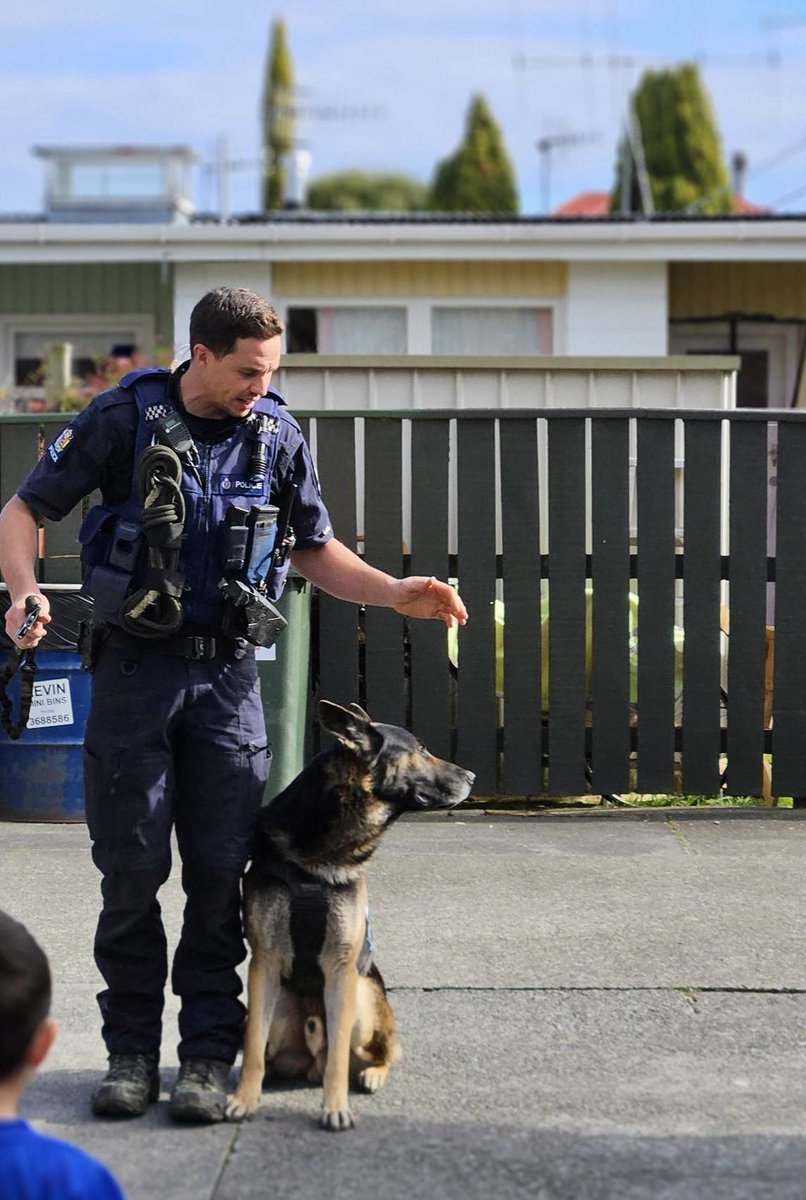 LearningLinks's tweet photo. Constable Regan showed us some of the incredible tricks and skills that his amazing partner, Utah (the police dog), can do.

We learnt so much about #PoliceDogs and their special place in our community.

#LearningLinksChildcare #Childcare #Preschool #Kindergarten #LearningLinks https://t.co/6vtrfIzVcK