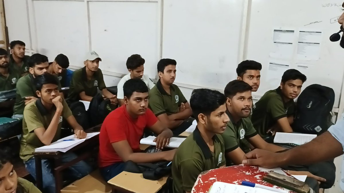 Charlieacadmy's tweet image. 📚 UP SI 2025 Offline Preparation 📝 | Charlie Academy Students का Hard Work 🔥 | UP Police SI Bharti 2025

#upsi #upsi2025 #uppolicesi #uppoliceexam #charlieacademy #offlinepreparation #upsiclasses #uppolicebharti #upsistudy #upsiexam2025